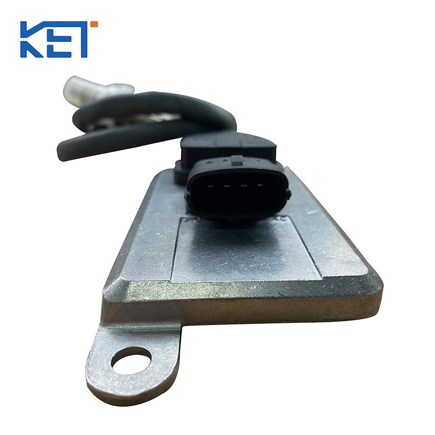 适用于轻型汽油发动机的紧凑型氮氧化物传感器 (5WK9 6675A)